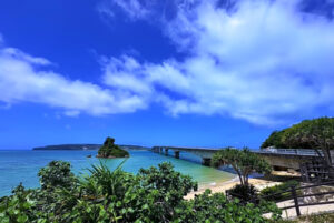 沖縄の青い空と海