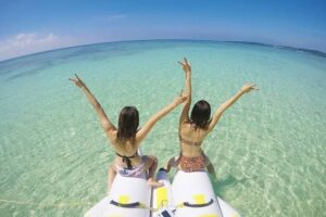 沖縄の海でマリンスポーツを楽しむ女性
